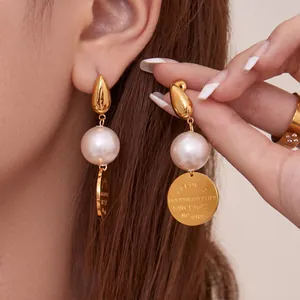 Boucles D'oreilles Pendantes En Acier Inoxydable Plaqué Or 18K Style Rétro Avec Künstliche Perle Et Plaque Gravée Pour Femmes
