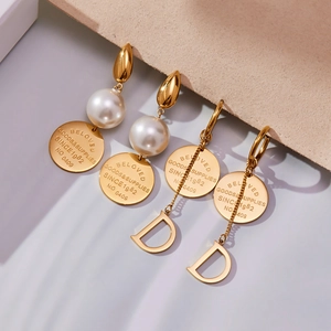 Boucles d'oreilles dorées 18K style français avec perles et pendentifs lettre D