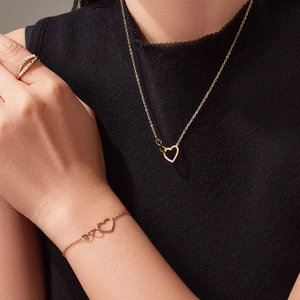 Set collana e bracciale a cuore placcato oro 18 carati con anello di perle e zirconi