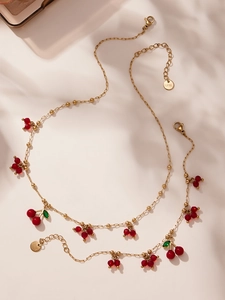 Dettaglio della collana ciliegia in acciaio inossidabile placcato oro 18k con perle