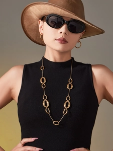 Poliertes 18k vergoldetes langes geometrisches Collier mit ovalen Gliedern am Model