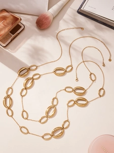 Detail der 18k vergoldeten langen Kette mit hohlen ovalen Gliedern in warmem Dekor
