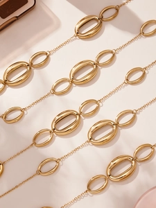 Nahaufnahme der 18k vergoldeten Edelstahlkette mit geometrischen ovalen Gliedern