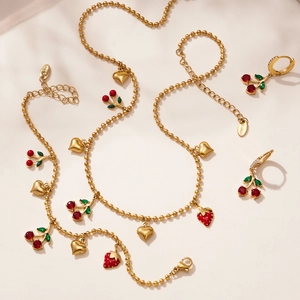 Parure bijoux cerise et cœur avec collier bracelet perles dorées et boucles d'oreilles