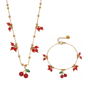 Set di gioielli dorati con ciondoli a ciliegia rossa con collana e bracciale da donna