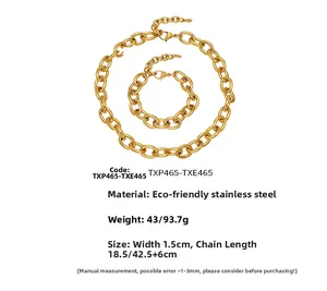 Détail de l'ensemble collier et bracelet en chaîne O en acier plaqué or 18 carats