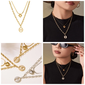 Détail du collier double rang avec pendentifs en forme de cœur et de groin en zircon