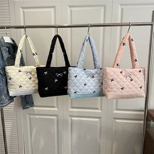 Borse tote trapuntate con ricamo a fiocco nei colori bianco, nero, blu e rosa