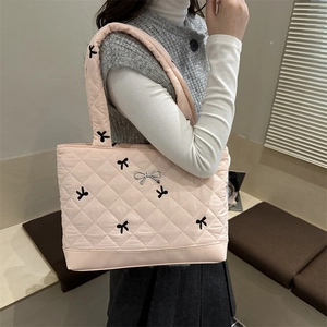 Borsa tote trapuntata rosa con ricami di fiocchi neri e dettaglio in metallo argento
