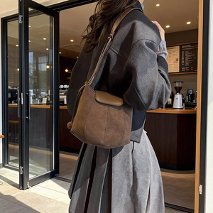 Sac seau rétro en daim marron foncé mat avec longue bandoulière en cuir pour femme