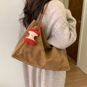 Grande borsa tote in pelle scamosciata marrone con ciondolo a forma di torsolo di mela
