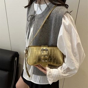 Sac baguette doré à motif crocodile avec bandoulière réglable à œillets métalliques