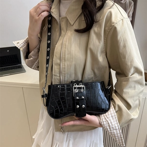 Sac baguette chic noir effet crocodile avec boucle argentée et clous métalliques