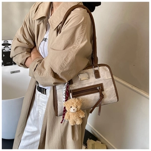 Détail du sac cabas en toile beige avec finitions cuir, ourson et foulard décoratif