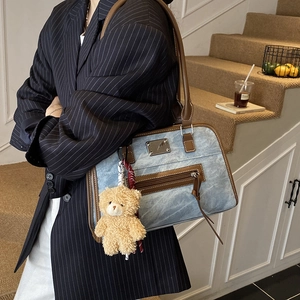 Retro Denim Tote Bag mit braunem Lederbesatz und süßem Plüschbär-Anhänger im Lifestyle-Stil