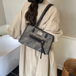 Retro-Canvas-Shopper in Anthrazit mit Lederriemen zum beigen Trenchcoat