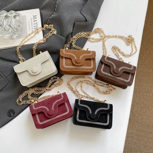 Chique mini crossbodytassen met gevlochten stiksels en goudkleurige kettingen
