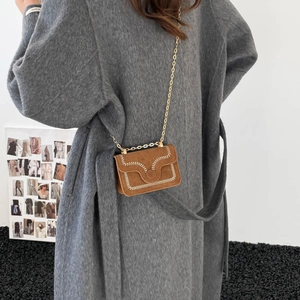 Bruine mini crossbodytas met litchi-textuur, gouden ketting en sierlijke stiksels