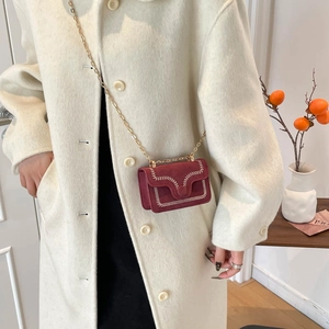Chique bordeauxrode mini-crossbodytas van imitatiesuède met gouden ketting en V-stiksels