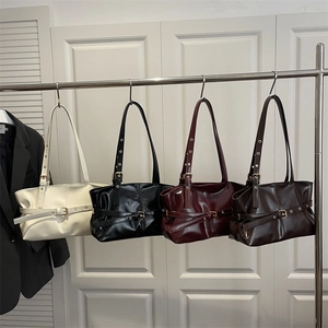 Retro underarm tote bags in four colors with glossy finish and adjustable grommet straps