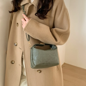 Borsa a tracolla chic verde scuro con trama a righe verticali e dettagli in metallo oro