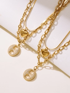 Vue détaillée du collier double couche plaqué or 18 carats avec pendentif cœur et zircon