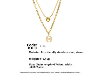 Détail d'un collier double épaisseur doré en acier inoxydable avec cœur et zircon