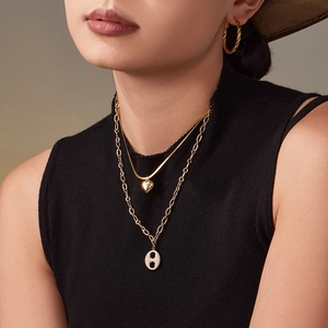 Collier double rang en acier plaqué or 18k avec pendentif cœur zircon et boucles d'oreilles