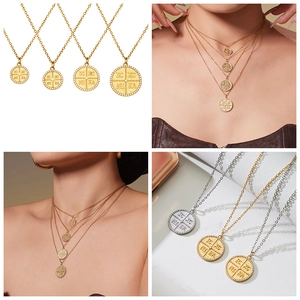 Detail von 18k vergoldeten Edelstahlmünzen mit Zirkonia und Vintage-Gravur auf der Kette