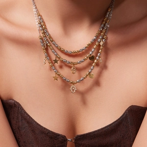 Collier bohème à trois rangs en perles dorées et argentées avec charms étoile et cœur