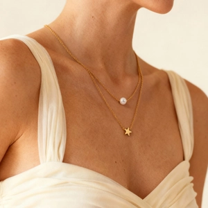 Elegante collar de doble capa chapado en oro de 18 quilates con estrella y perla blanca