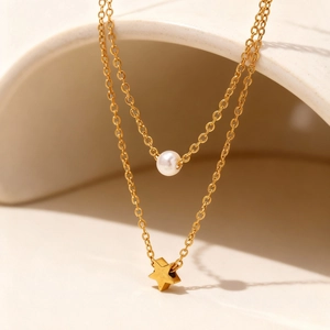 Collar de doble capa en acero inoxidable chapado en oro 18K con estrella y perla blanca