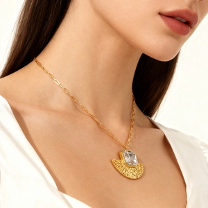 Collier en acier titane doré en forme d'éventail avec grand cristal rectangulaire