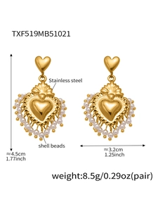 Détail des boucles d'oreilles cœur en acier inoxydable avec perles nacrées et fini doré
