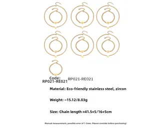 Detailansicht der goldenen Herzanhänger aus Edelstahl mit Zirkonia und Gravur