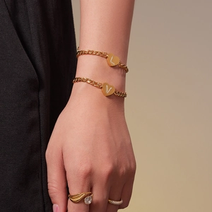 Goldene Herz-Buchstaben-Armbänder und Edelsteinringe Set für Damen am Handgelenk