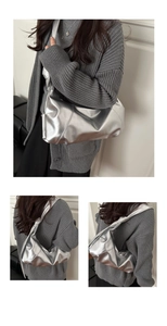 Détail du sac croissant argenté métallisé montrant le plissage et la bandoulière nouée
