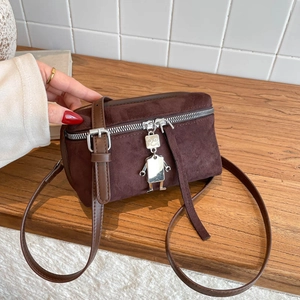 Kleine Damen Umhängetasche Aus Wildleder Retro Kamera Tasche Mit Roboter Anhänger Verstellbarer Riemen Mode Schultertasche