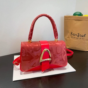 Petit sac carré rouge avec boucle fer à cheval dorée et motifs texturés au style français