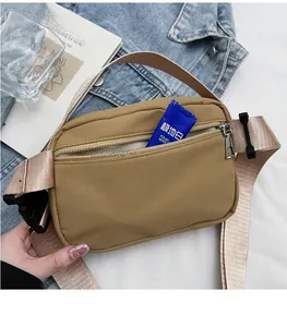 Détail d'un sac bandoulière en nylon kaki avec large sangle et grande capacité interne