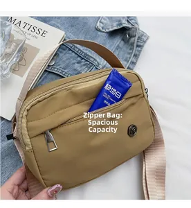 Détail du sac bandoulière en nylon kaki montrant la poche zippée et la texture du tissu