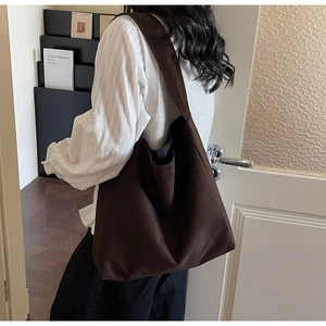 Dettaglio della resistente trama in tela marrone scuro di questa grande borsa tote minimal