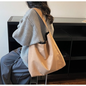 Dettaglio di una borsa tote in tela cammello ad alta capacità con fodera interna nera