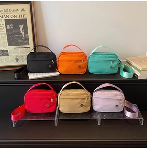 Sacs à bandoulière en nylon de plusieurs couleurs avec poignées et sangles réglables