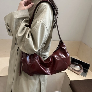 Grand sac à bandoulière hobo en cuir verni bordeaux avec design plissé pour femme