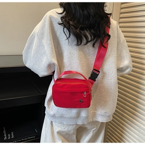 Petit sac bandoulière en nylon rouge avec sangle réglable et boucle en plastique