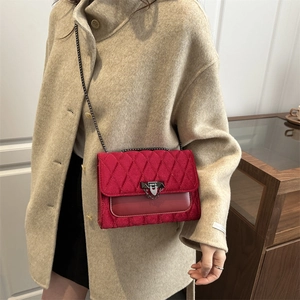 Rote Samt-Umhängetasche mit gestepptem Rautenmuster und eleganter silberner Metallkette