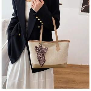 Détail d'un sac cabas en toile avec garniture en cuir et foulard décoratif élégant