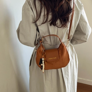 Sac croissant en daim marron vintage avec pendentif en perles de bois et bandoulière