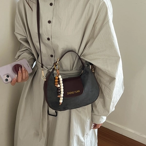 Sac à main demi-lune gris mat rétro avec rabat bordeaux et breloque en perles de bois